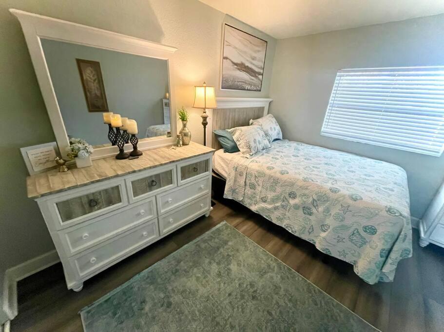 Sparkling 2Bed 1Bath Beach Home - Unit 214 ココアビーチ エクステリア 写真