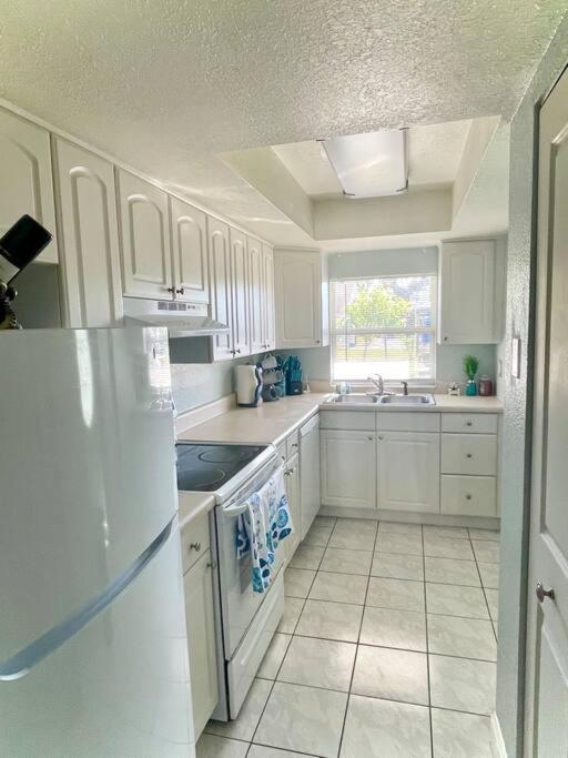 Sparkling 2Bed 1Bath Beach Home - Unit 214 ココアビーチ エクステリア 写真