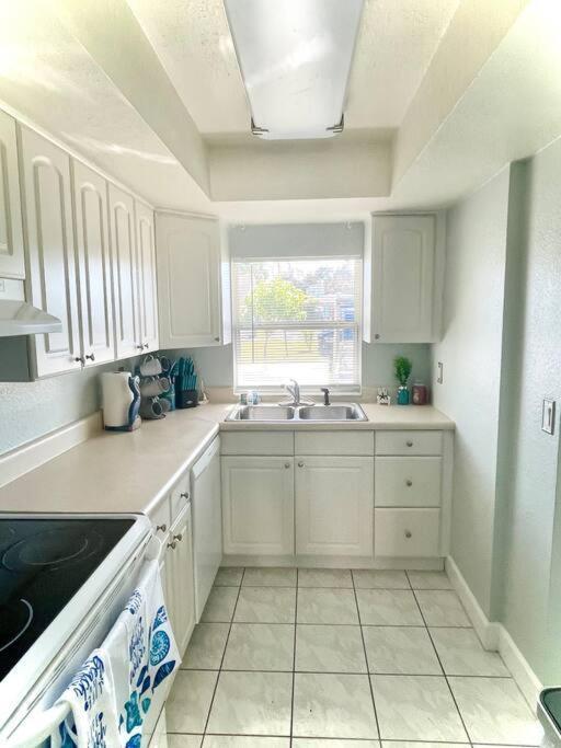 Sparkling 2Bed 1Bath Beach Home - Unit 214 ココアビーチ エクステリア 写真
