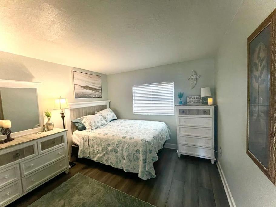 Sparkling 2Bed 1Bath Beach Home - Unit 214 ココアビーチ エクステリア 写真