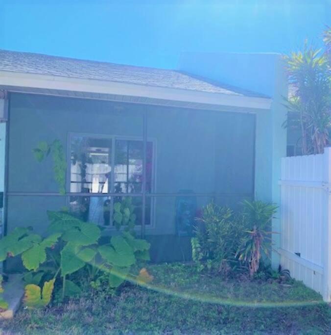 Sparkling 2Bed 1Bath Beach Home - Unit 214 ココアビーチ エクステリア 写真