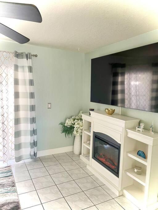 Sparkling 2Bed 1Bath Beach Home - Unit 214 ココアビーチ エクステリア 写真