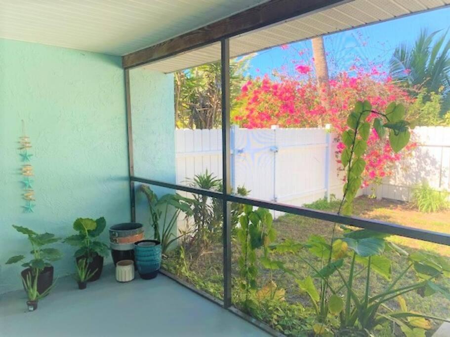 Sparkling 2Bed 1Bath Beach Home - Unit 214 ココアビーチ エクステリア 写真